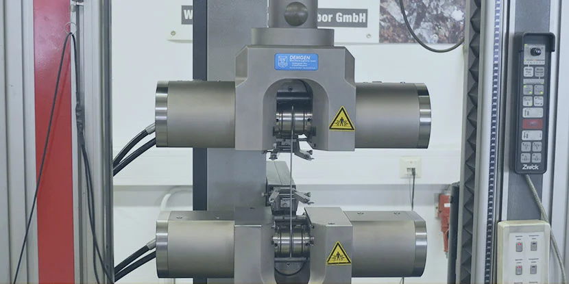 Zugprüfmaschine mit eingespannter Probe